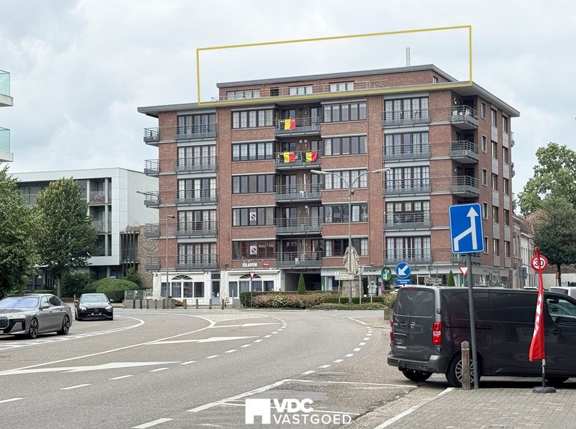 In het hart van Tongeren, op de zesde verdieping van een verzorgd appartementsgebouw met lift, bevindt zich dit uitzonderlijk ruime penthouse-appartem
