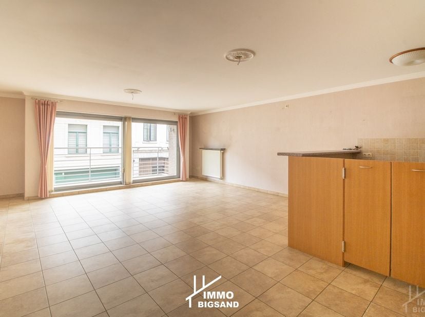 In de Ieperstraat 31 bus 103 te Menen bevindt zich dit verzorgde appartement van 87m² op de eerste verdieping van een gebouw uit 2005.<br />
Het appar