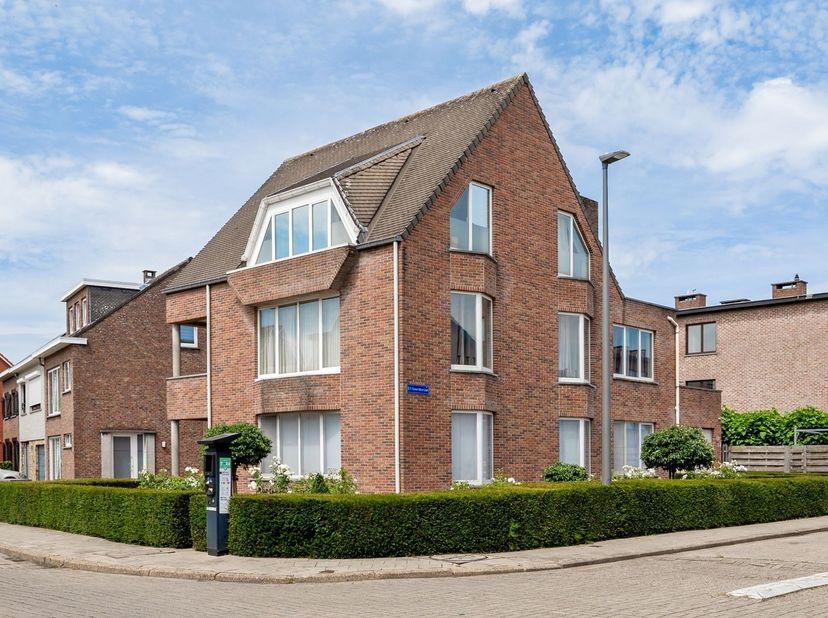 Gezellig 1-slaapkamerappartement met terras, garage en staanplaats<br />
Ligging:<br />
Het appartement is rustig gelegen binnen de ring van Turnhou
