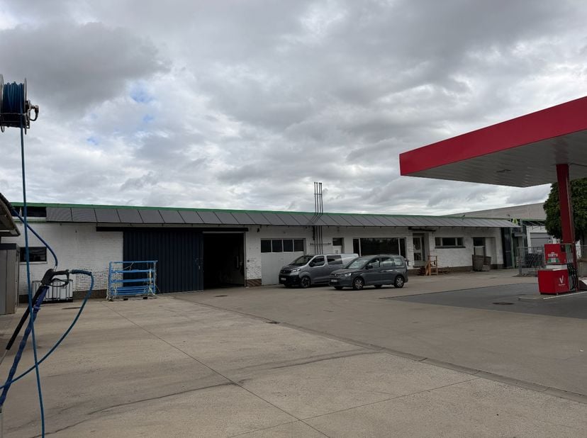 +-480 m² werkplaats met bureau te huur op industrieterrein te Houthulst. <br />
<br />
Exclusief onroerende voorheffing( +-€175/maand)<br />
<br />
Vr
