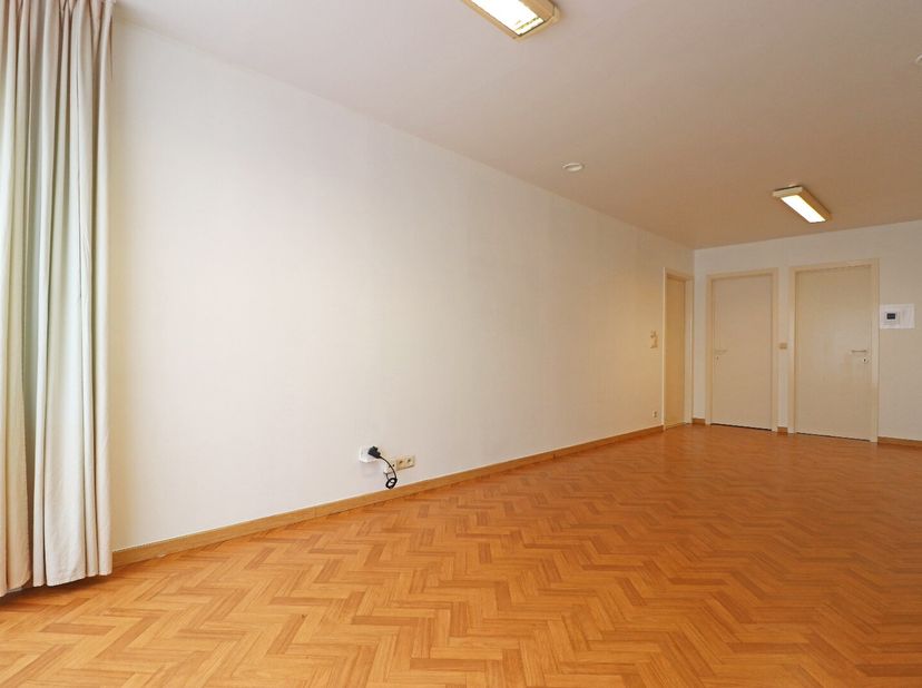 Gelijkvloers appartement met 2 slaapkamers in het centrum van Pittem.<br />
Het appartement bestaat uit een lichtrijke leefruimte, een keuken, 2 slaap