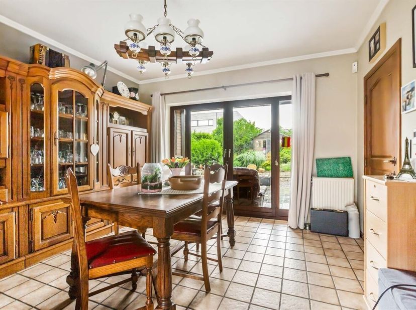 Ruime halfopen woning met 4 slaapkamers, garage en tuin in Riemst<br />
Op een gunstige locatie in de Maastrichterstraat 29 te Riemst bevindt zich dez
