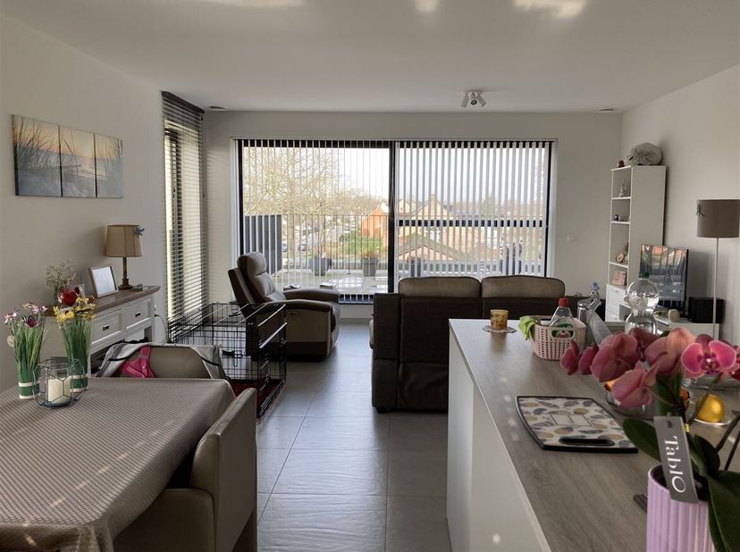 Appartement récent de deux chambres avec terrasse spacieuse<br />
Situation : Cet appartement est idéalement situé et facilement accessible, avec un b