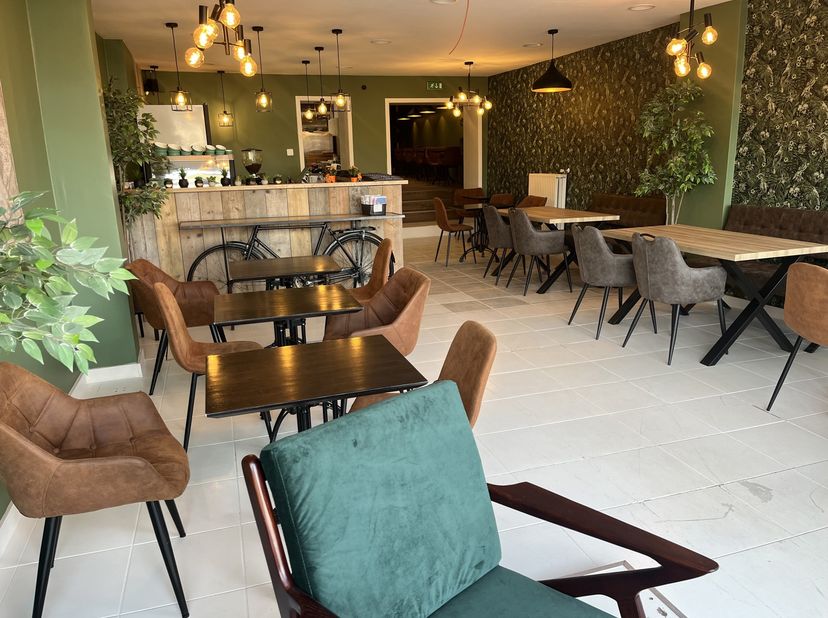 Wonen &amp; werken: handelspand met woning, atelier en tuin<br />
Op een strategische ligging in de Oudenaardsestraat te Geraardsbergen bevindt zich deze