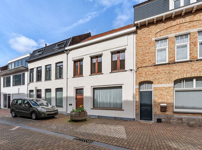 Instapklare woning met 3 slaapkamers en 2 terrassen in het centrum van Poperinge.<br />
We betreden de woning langs de hal met aansluitend ruime woonk