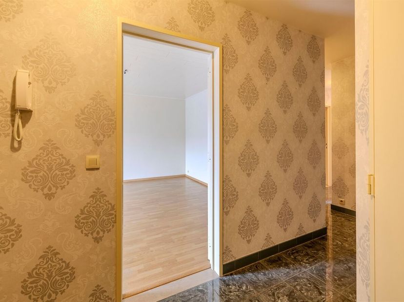 Goed onderhouden appartement met terras en garage.<br />
Indeling:<br />
Inkomhal met gastentoilet, volledig geïnstalleerde en vernieuwde keuken, leef