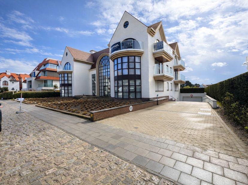 Gesloten garagebox, ideaal gelegen op de Kustlaan in Knokke. Vlot toegankelijk en gelegen op verdieping -2, voorzien van verlichting.<br />
Afmetingen