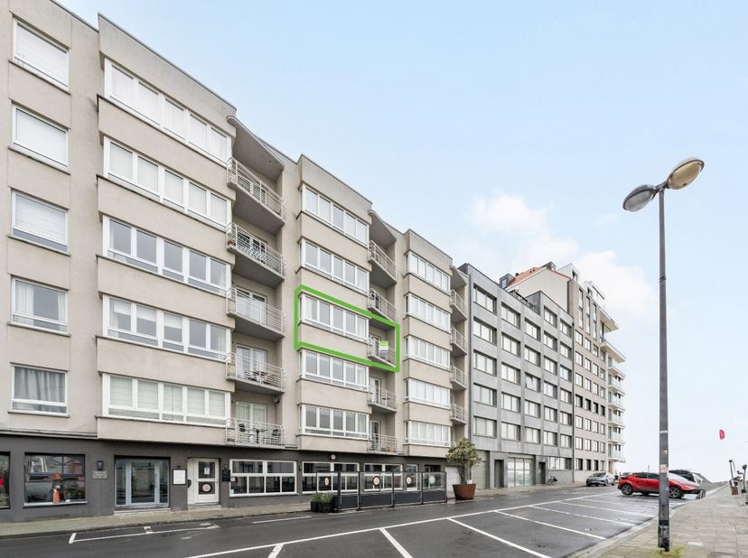 Appartement op topligging aan het Casino van Knokke-Heist<br />
Lichtrijk en ruim appartement met 3 volwaardige slaapkamers, elk met lavabo, op een ab