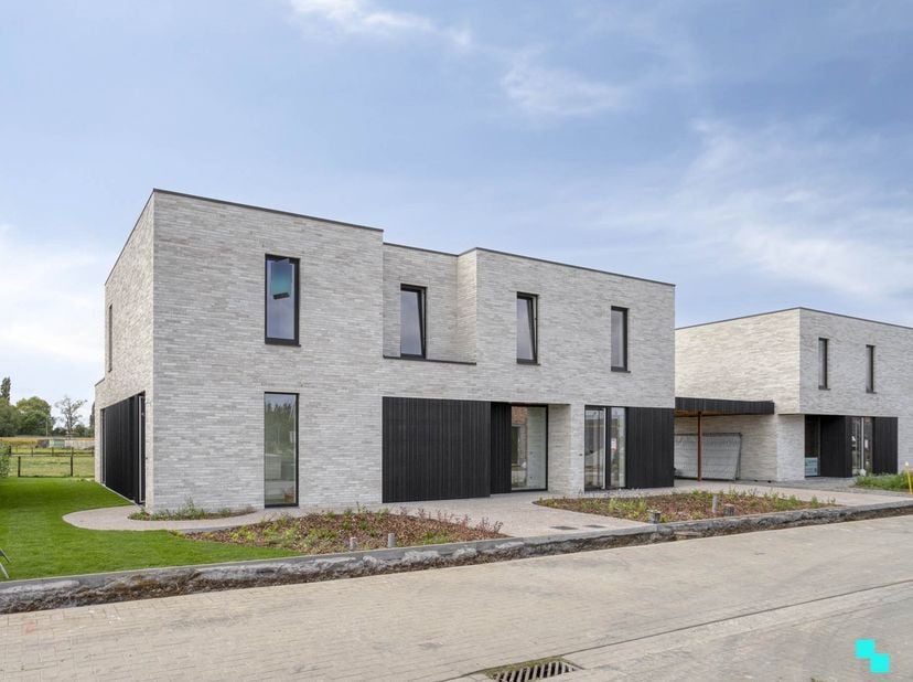 Ontdek deze prachtige nieuwbouwwoning (modelwoning), ideaal gelegen op een boogscheut van centrum Oostrozebeke. Met een perceeloppervlakte van 312m² e