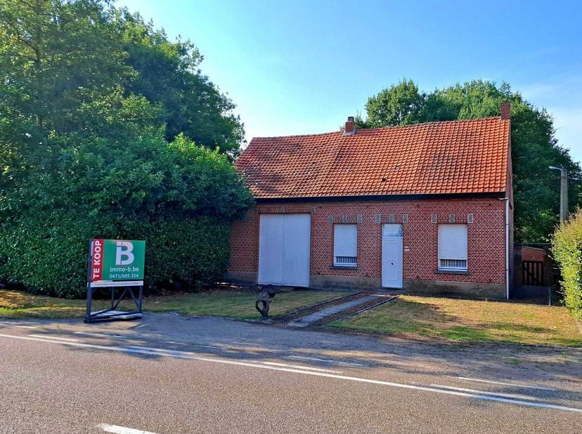 Te renoveren woning met veel potentieel bestaande uit: verscheidene leefruimtes, keuken, badkamer, nachthal, 3 slaapkamers, zolderruimte met vaste tra