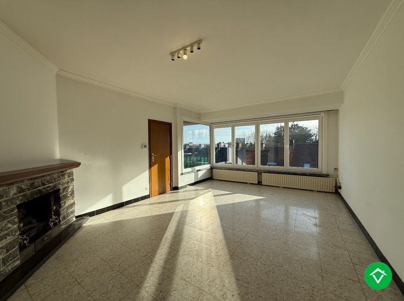 Dit appartement op de 3e verdieping is gelegen op een uiterst centrale ligging te Roeselare, kortbij voldoende noodzakelijke voorzieningen, meerdere s