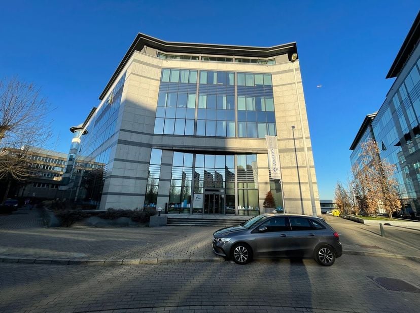Des bureaux lumineux de 398 m² sont à louer à 200 m de l'avenue de la Communauté, avec une connexion immédiate (1 min) à l'E40. Ensuite, connexion dir