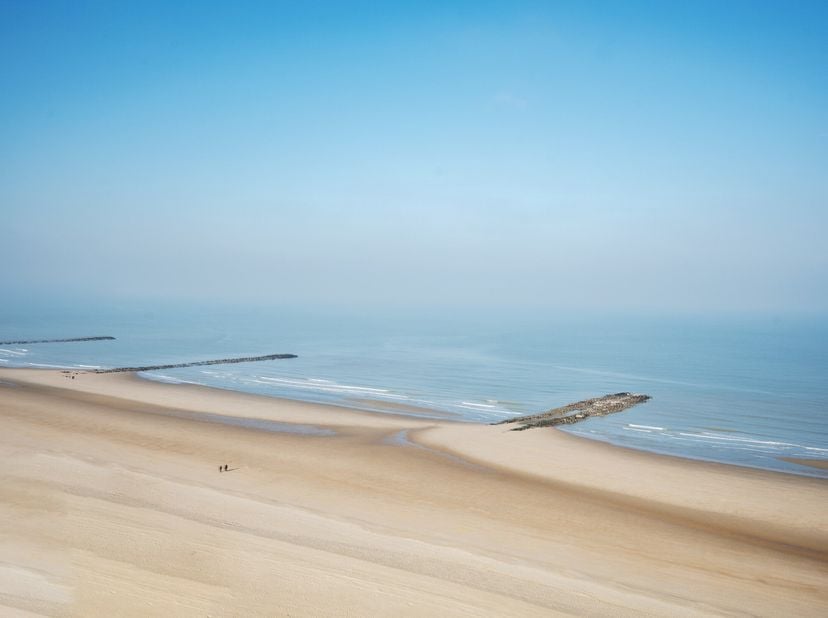 Cet appartement en triplex unique en front de mer offre une expérience de vie exceptionnelle avec des vues panoramiques à couper le souffle sur la mer