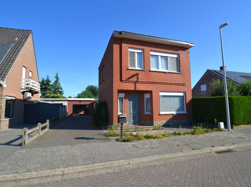 Bent u op zoek naar een woning die u volledig naar eigen smaak en wensen kunt renoveren? Deze woning met tuin en dubbele garage biedt alvast een uitst