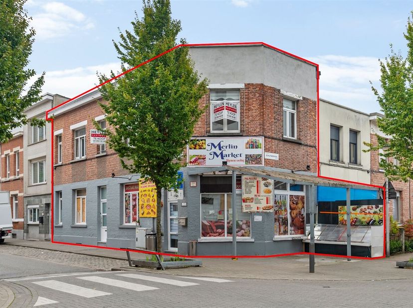 Handelshuis ingericht als handelsgelijkvloers, multifunctionele ruimte en twee studio's te koop<br />
Ligging : Dit handelspand ligt op een strategisc