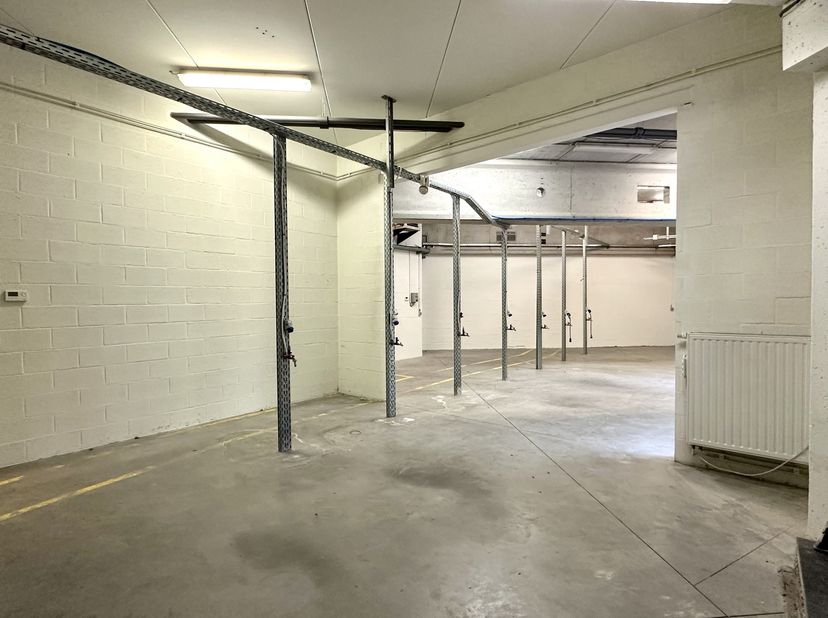 NIVELLES, Arquennes. Espace COMMERCIAL (± 150 m²) idéalement situé sur une chaussée de passage. Le bien se compose d'un plan principal de ±118 m², tro
