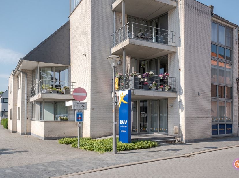 Op een uitstekende locatie in het centrum van Puurs bevindt zich dit ruime en verzorgde kantoor/handelszaak. De centrale ligging zorgt voor visibilite