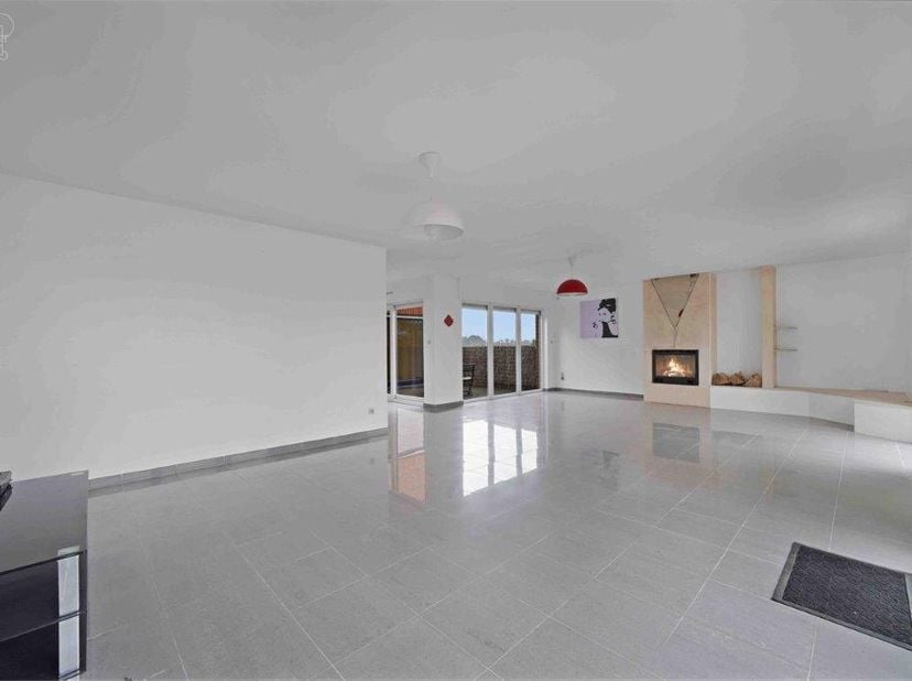 Appartement moderne à vendre au premier étage, idéalement situé et prêt à emménager. Dès l'entrée, vous découvrez un hall d'entrée soigné qui donne ac