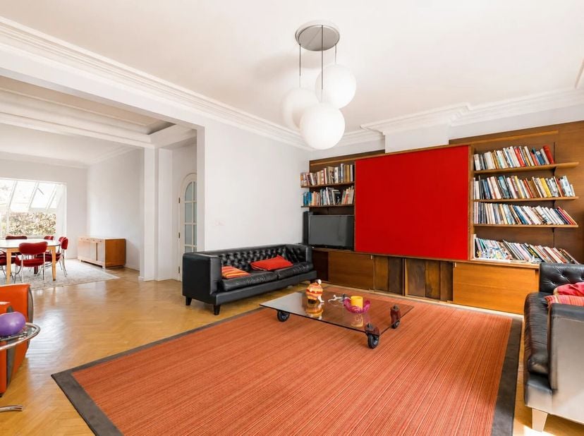 Superbement située dans le quartier très recherché de lObservatoire, Victoire Junot a le plaisir de vous proposer en exclusivité cette superbe maison
