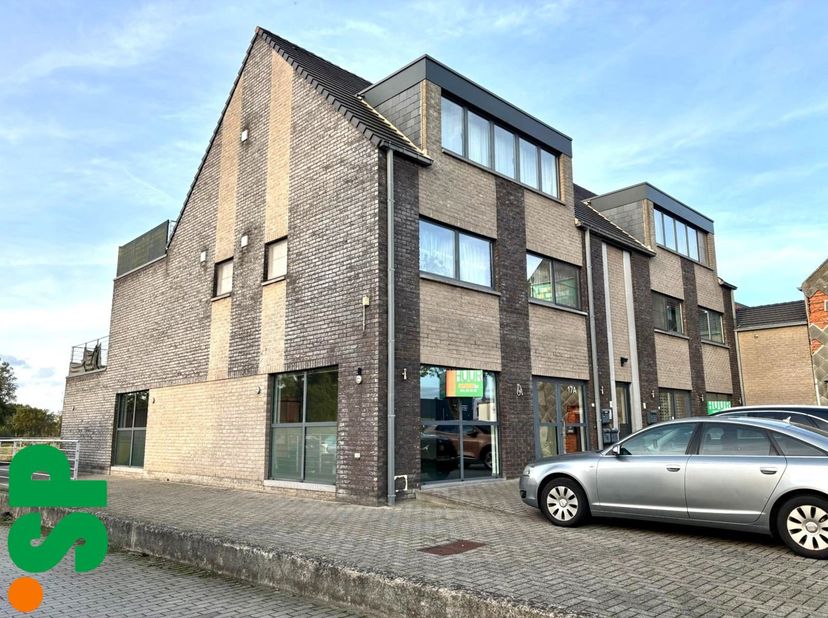 Het pand heeft de volgende indeling: Grote ruimte die eventueel nog kan opgedeeld worden in meerdere kantoorruimtes (96m²). Achteraan is een berging v