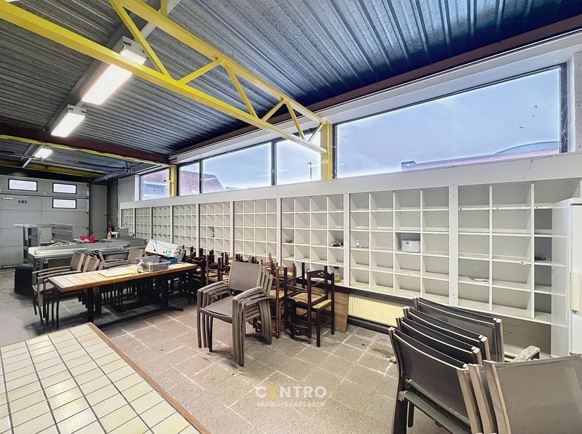 OPPERVLAKTEN:<br />
Constructie-bruikbare oppervlakten<br />
Magazijn: &amp;nbsp;±75 m²<br />
Parkeerplaats voor de poort.<br />
<br />
INDELING:<br />
Ma