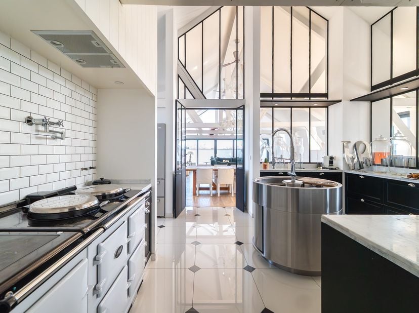 Au sommet d'un immeuble contemporain issu d'un projet architectural de réhabilitation, ce penthouse en duplex développe 504 m² habitables et ± 350 m²