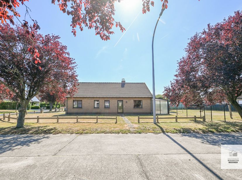 Op een zeer rustige ligging vindt u dit hoekperceel van 883m2 met een gelijkvloerse woning. De woning heeft volgende indeling: inkom, leefruimte met p