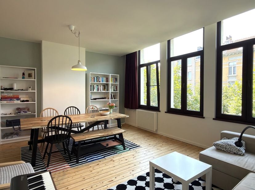 Dit gezellige appartement van ca. 70 m² bevindt zich op de tweede verdieping in de geliefde Volkstraat. Op wandelafstand vindt u het Museum voor Schon