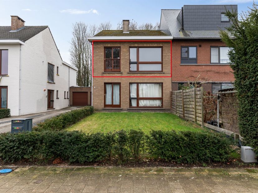 Prachtig instapklaar appartement (72m²) met 2 slaapkamers, gemeenschappelijke tuin en gedeelde oprit op toplocatie te Kontich!<br />
<br />
Ligging: