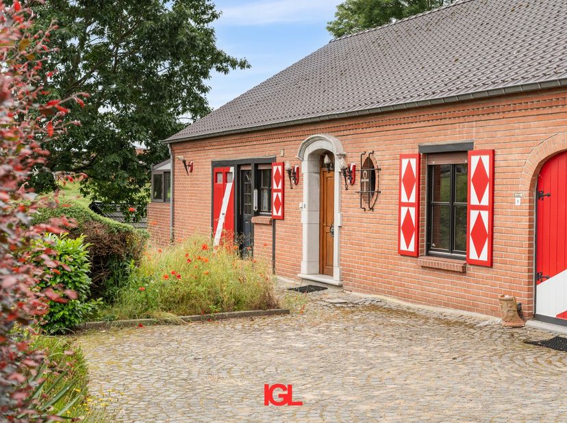 Immo Groot Leeuw stelt u deze charmante open bebouwing voor, gelegen in het landelijke Vlezenbeek, waar rust, ruimte en prachtige vergezichten centraa