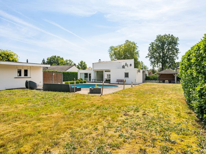 Deze op te frisse laagbouwwoning is gelegen langs de verbindingsweg tussen Weelde en Poppel, op een mooi perceel van ca. 1.700 m². De woning biedt all