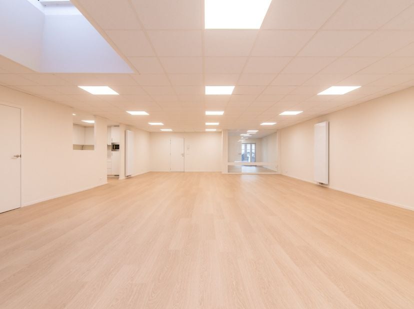 Kantoorruimte van 178 m² gelegen op de eerste verdieping van de kleinschalige residentie Astrid in het centrum van Izegem<br />
Toegankelijk via gemee