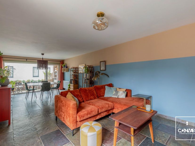 Dit gezellige 2-slaapkamerappartement bevindt zich op de eerste verdieping van een kleinschalige residentie en is zeer gunstig gelegen nabij het natuu