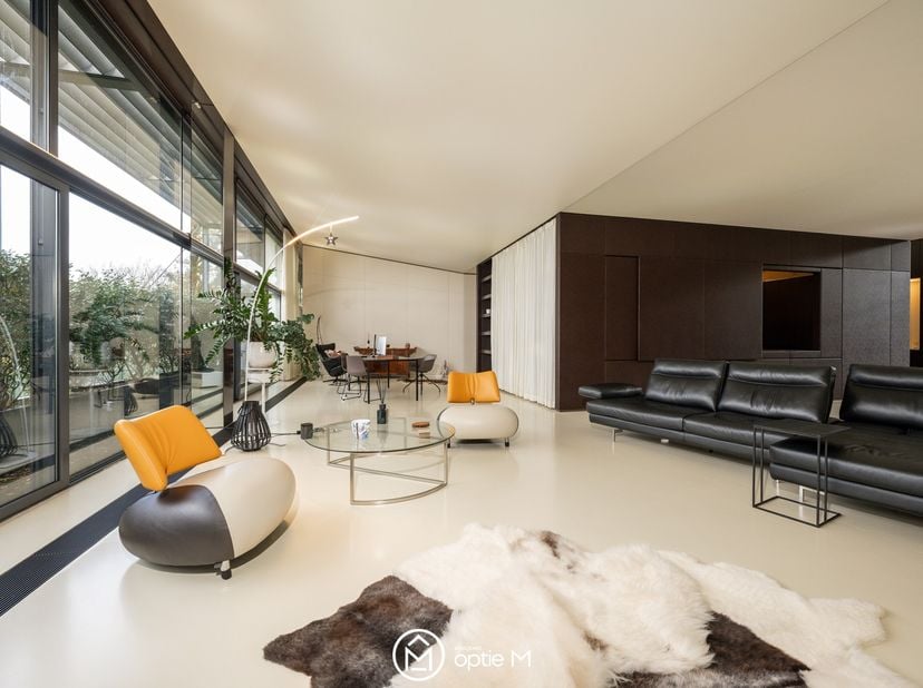 Vlakbij de Quartier Bleu en het centrum van Hasselt ligt deze mooie ruime loft met originele inrichting en afwerking.<br />
Deze loft heeft een bewoon
