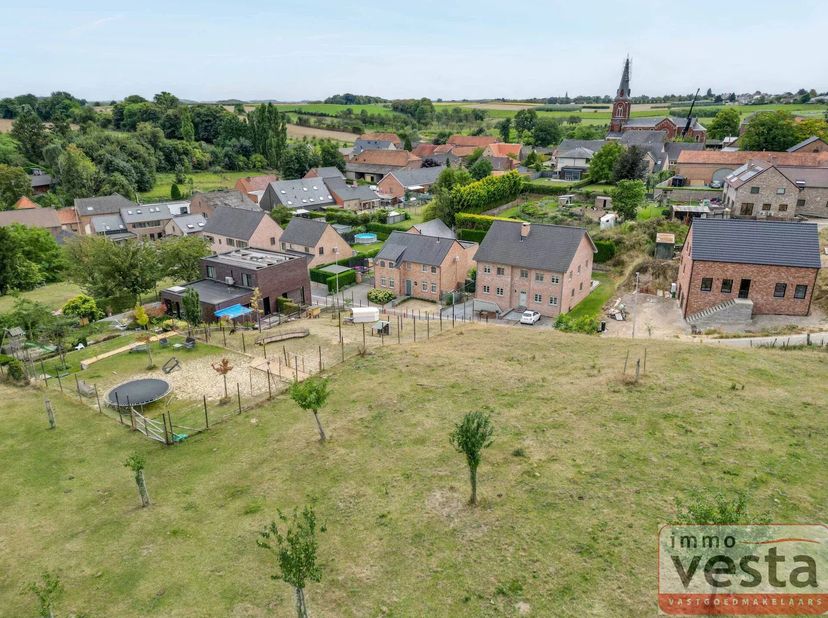Deze ruime grond ligt in de rustige Pluimerssteeg in het landelijke Groot-Gelmen. De bouwgrond is 8a 92ca groot en ligt op een talud. De verkavelingsv
