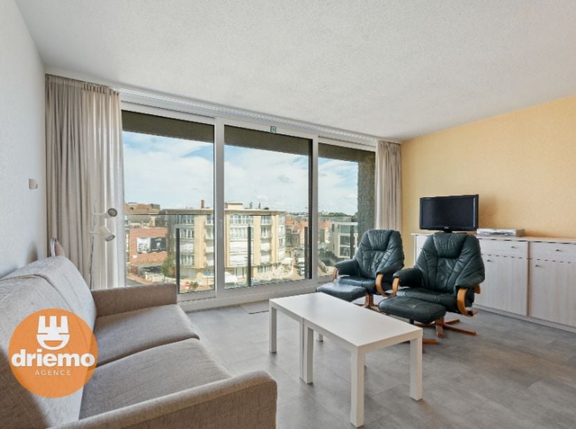 Gelegen op de 4e verdieping lateraal aan de Zeedijk in De Panne, ontdekken we deze ruime studio met een bewoonbare oppervlakte van 49 m². Vanuit de le