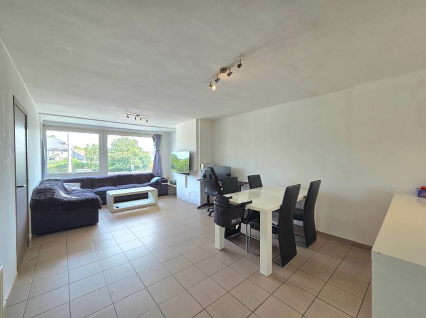 Dit aangename appartement bevindt zich op de eerste verdieping van een verzorgd residentieel gebouw aan het Koningin Astridplein in Eeklo.<br />
<br /