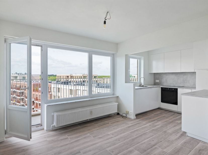 Het appartement is gelegen aan de Koningin Astridlaan te Mechelen. Deze centrale locatie maakt dat het uitstekend bereikbaar is en zich dichtbij alle