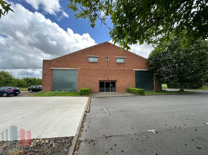 Op een strategische en vlot bereikbare locatie langs de Meensesteenweg in Kortrijk bevindt zich deze ruime kantoorruimte van ca 310 m², aangevuld met
