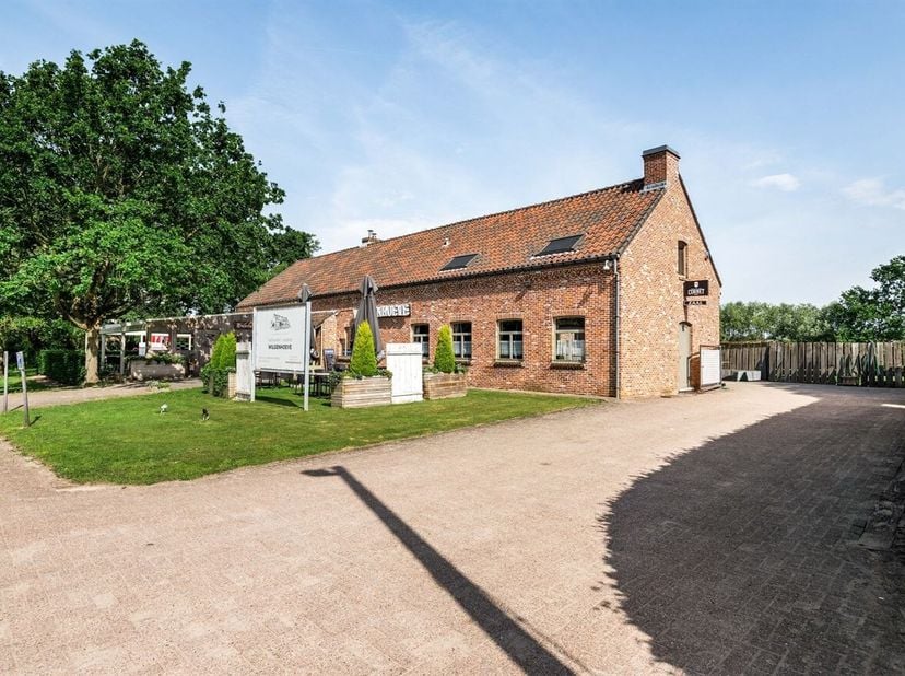 UNIEK GELEGEN BRASSERIE MET WOONGELEGENHEID  IN BOOISCHOT<br />
Deze uniek gelegen brasserie in Pijpelheide (Booischot) biedt een uitzonderlijke combi