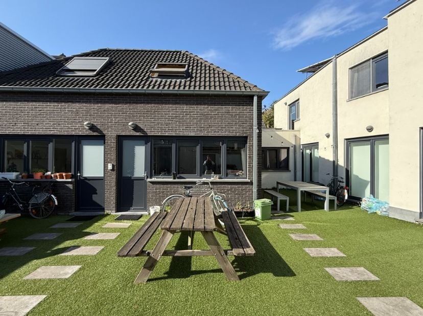 Deze aangename woning is gelegen in een kleinschalig en rustig woonerf, op een uitstekende locatie nabij het station Gent-Sint-Pieters en het UZ Gent.