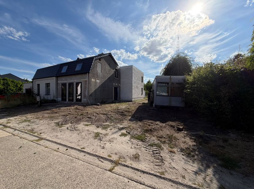 Halfopen ruwbouwwoning op ruim perceel van 12a 20ca in Wijchmaal (Peer)<br />
<br />
Ben je op zoek naar een woning die je volledig naar eigen smaak k