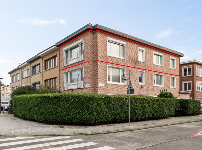 Dit instapklare appartement bevindt zich op de tweede verdieping van een kleinschalig gebouw zonder lift, gelegen aan de Lode Sellaan in Deurne. Het a