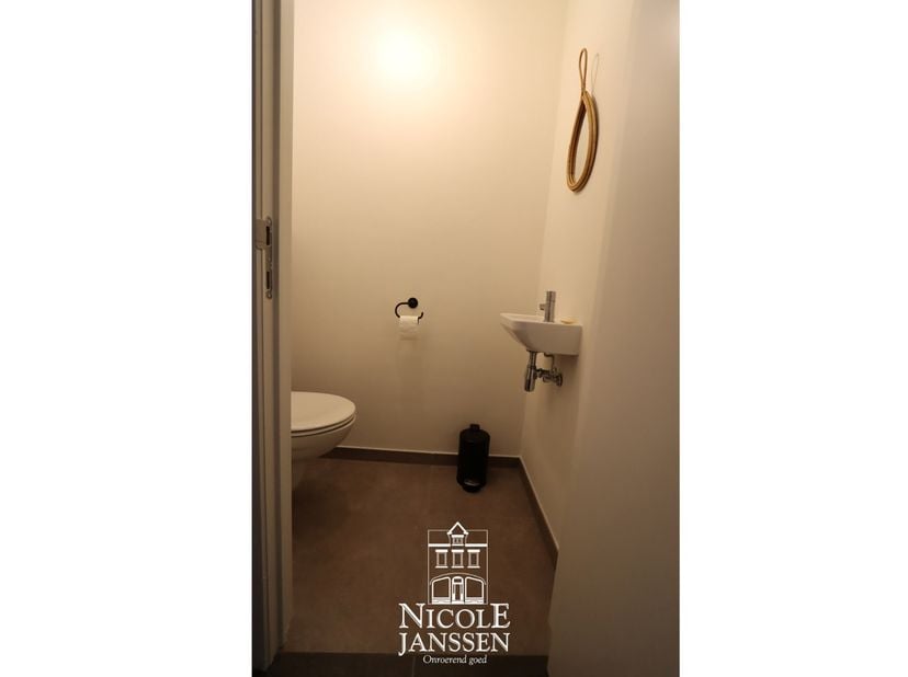 Ontdek dit instapklaar appartement op de eerste verdieping met een toffe indeling. Je geniet hier van een gezellige leefruimte met open keuken, één sl
