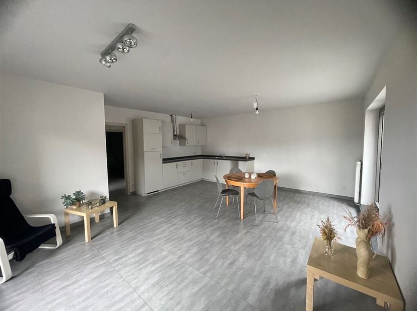 Appartement lumineux avec 2 chambres et garage * Entièrement rénové en 2015 * L'appartement a été entièrement repeint pour le nouvel occupant * Salle