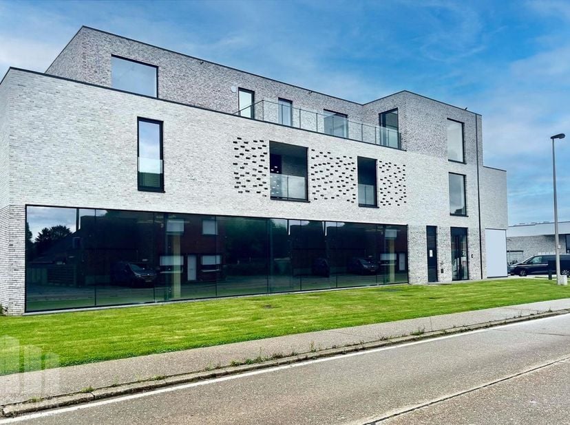 Bien professionnel à vendre
                    à 3945 Oostham