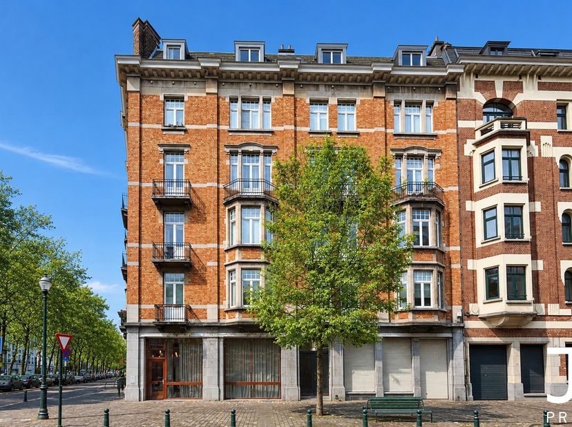 Ideaal gelegen in de gegeerde Sint-Katelijnewijk, stelt J&amp;amp;J Properties u dit ruime appartement met één slaapkamer van ± 110 m² (volgens EPC) voor.