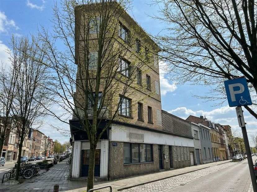 Hoekpand met 2 adressen  café + 3 appartementen + eensgezinswoning  Antwerpen (Boomsesteenweg / Zandvlietstraat)<br />
Uniek investeringspand in Antwe