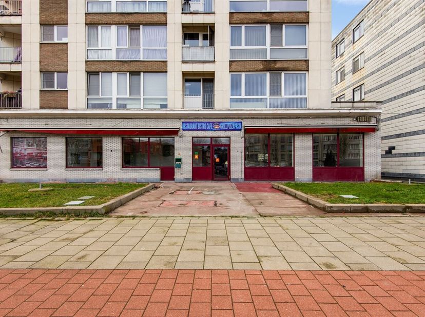 Handelsgelijkvloers van +-234m² te Deurne!<br />
Ligging:<br />
Deze commerciële ruimte is gelegen op de gelijkvloerse verdieping van een kleinschalig