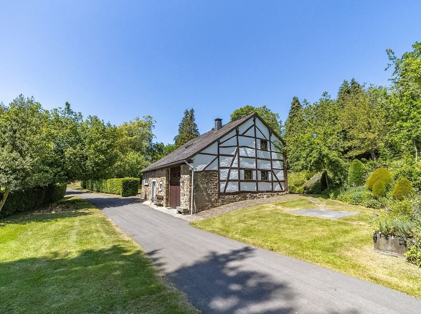 Votre agence Antoine Immo de Stavelot à le plaisir de vous présenter à la vente cette authentique fermette ardennaise de 1850 située dans le petit vil